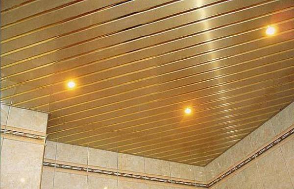Применение в ванной комнате алюминиевых реечных потолков - фото