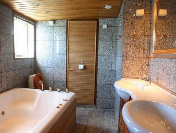 Можно ли установить в ванной комнате деревянный потолок? с фото