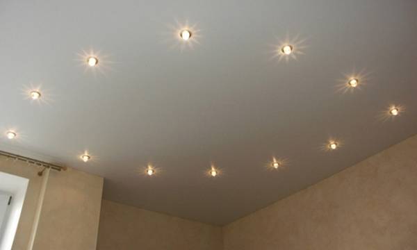 Светильники на натяжном потолке - как их лучше расположить? - фото