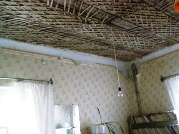 Потолок из дранки - как отремонтировать? - фото