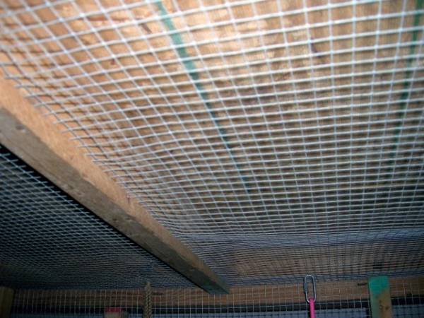 Как с помощью сетки сделать ремонт потолка? - фото