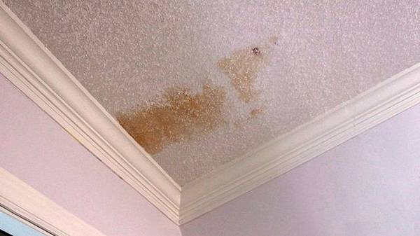 Ржавое пятно на потолке - как его убрать? - фото