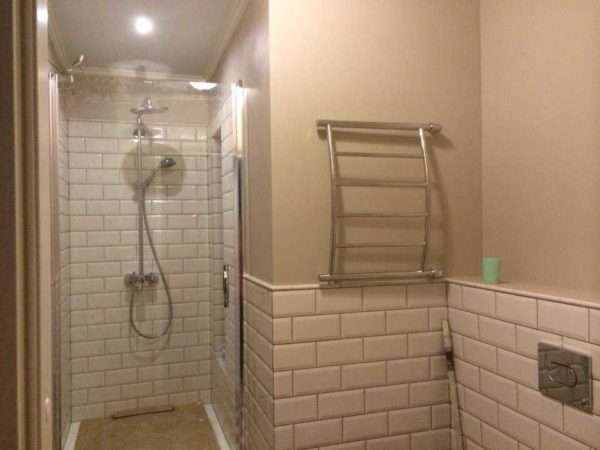 Чем покрасить стены в ванной вместо плитки - фото