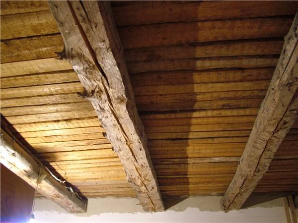 Как на деревянный потолок крепить общивку - фото