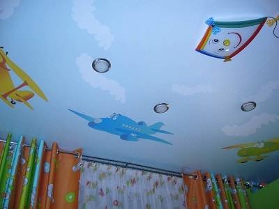 Особенности выбора натяжного потолка в детскую комнату - фото