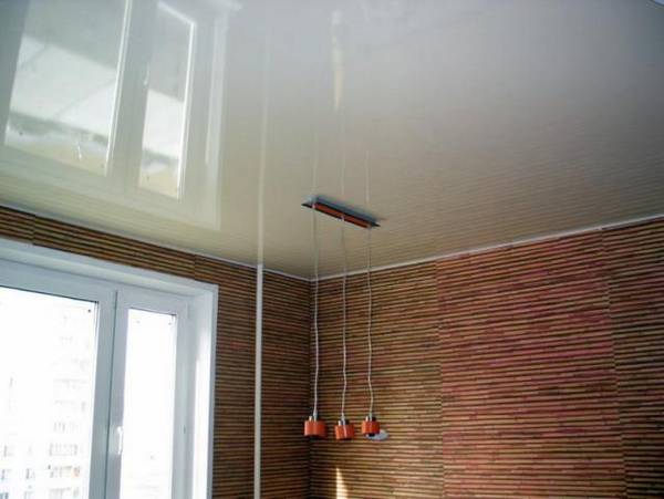 Преимущества и варианты применения одноуровневых натяжных потолоков - фото