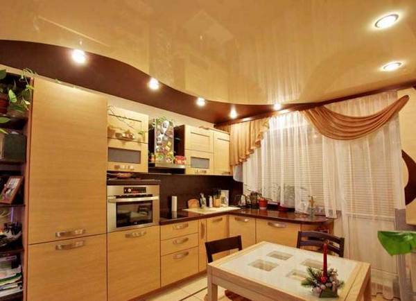 Особенности освещения на кухне с натяжными потолками - фото