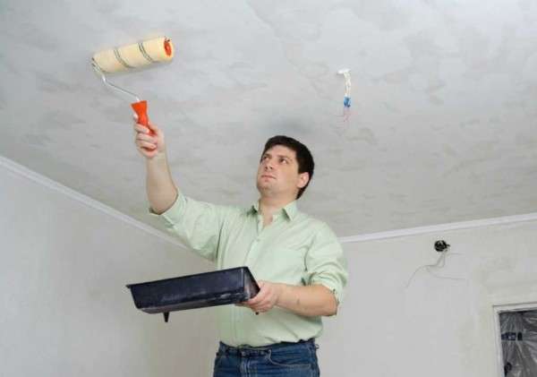 Как покрасить потолок водоэмульсионной краской без пятен и полос с фото