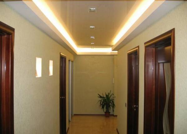Варианты применения потолков с подсветкой в коридоре - фото