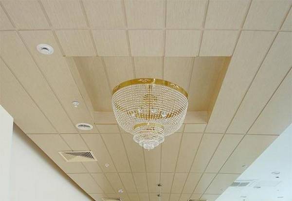 Как выбрать потолочные светильники для потолка из ПВХ-панелей? с фото