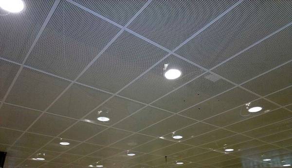 Преимущества и особенности потолоков из просечно вытяжной сетки с фото