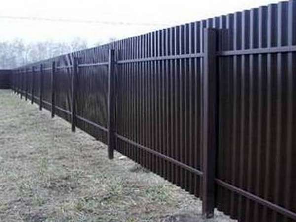 Забор из профнастила - фото
